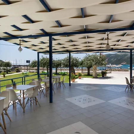 阿克罗伊亚利度假公寓 2* 瓦西利基